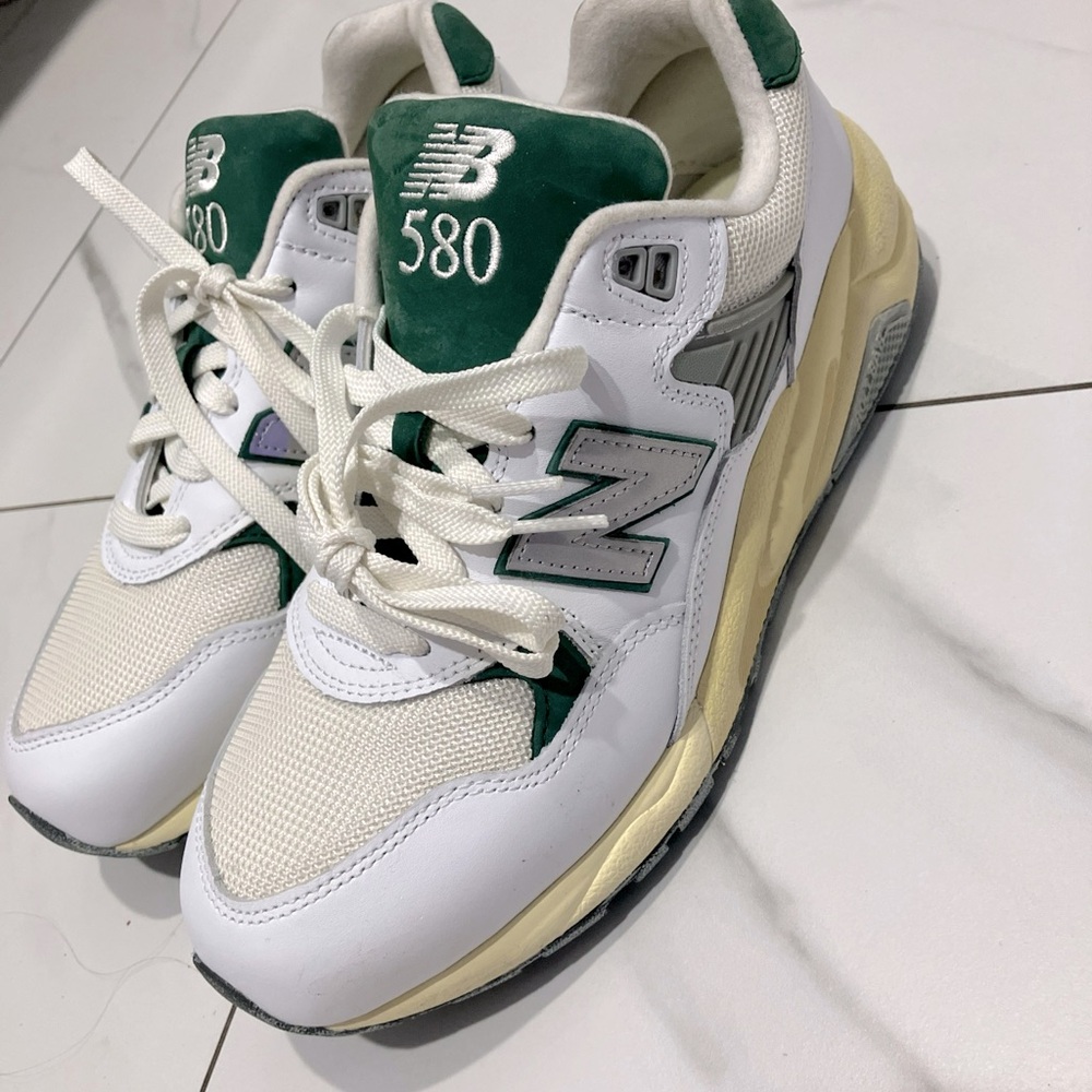 Unisex New Balance 580 never worn - didn’t fit - super trendy for the summer -